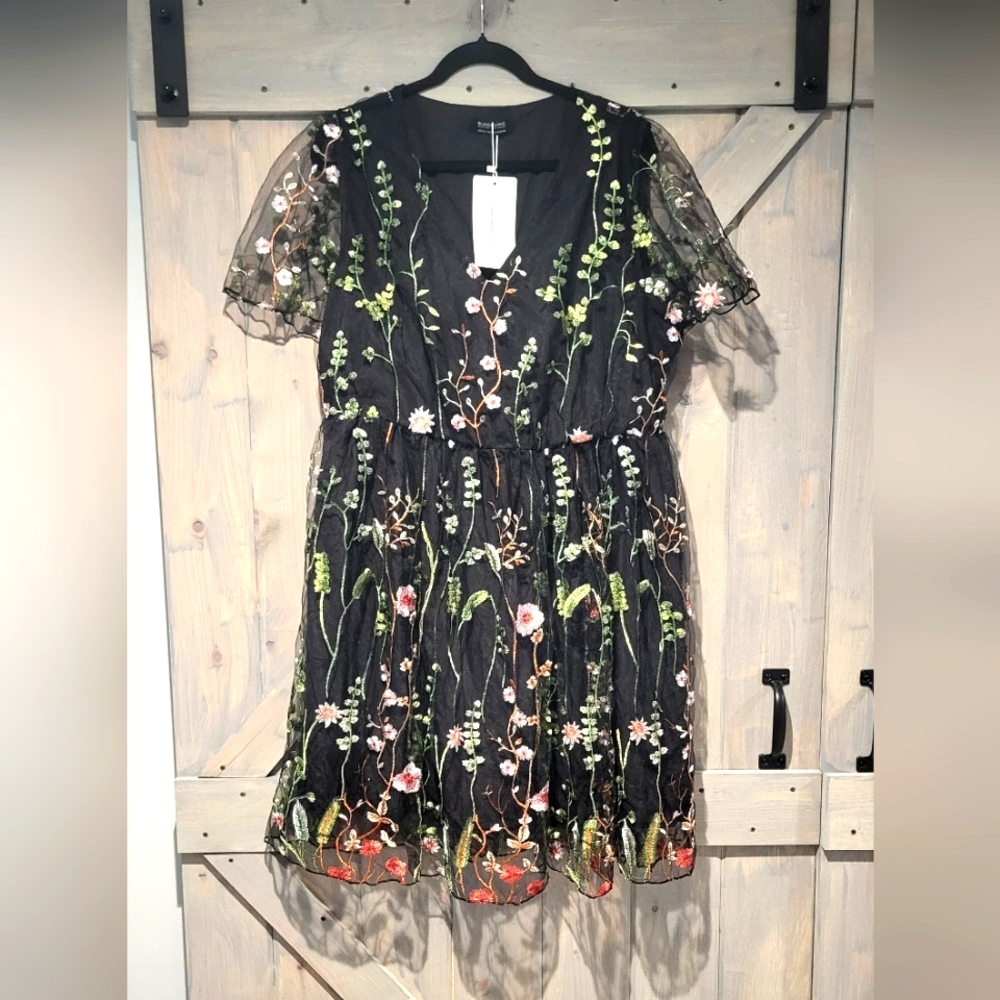 NWT Bloomchic Floral Embroidered Mesh Elastic Waist Dress Size 18/20 - Picture 3 of 12